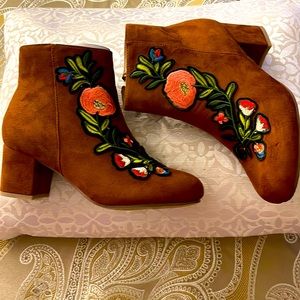 Flower Suede like Bamboo boots.🌺